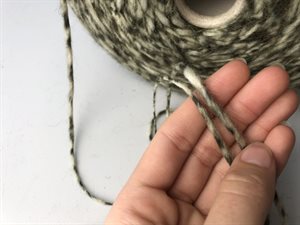 Blandingsgarn - mørkere cremefarvet og grågrøn, ca. 850 gram